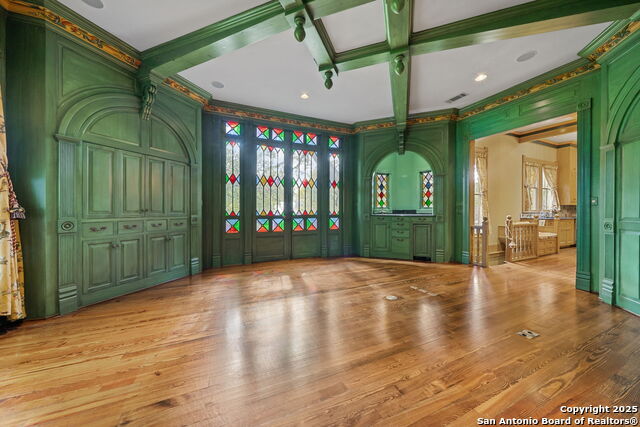 Listing photo id 14 for 833 Belvin  