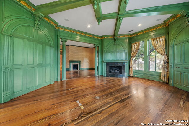 Listing photo id 16 for 833 Belvin  