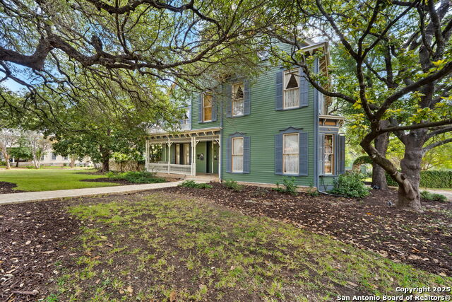 Listing photo id 0 for 833 Belvin  