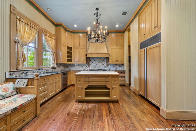 Listing photo id 18 for 833 Belvin  