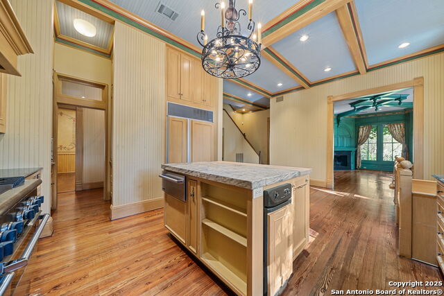 Listing photo id 21 for 833 Belvin  