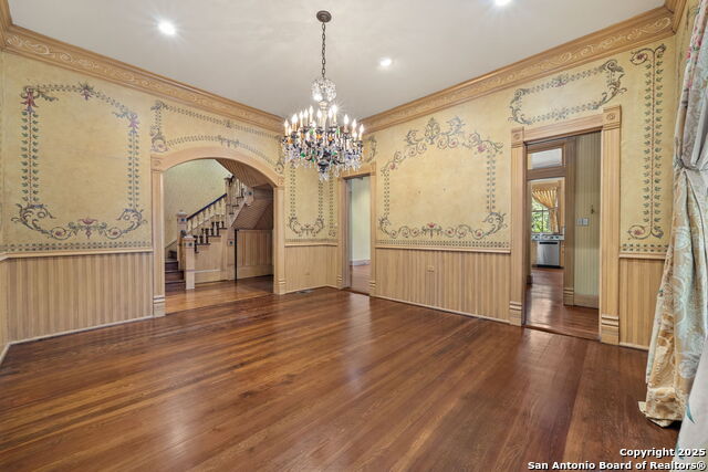 Listing photo id 25 for 833 Belvin  