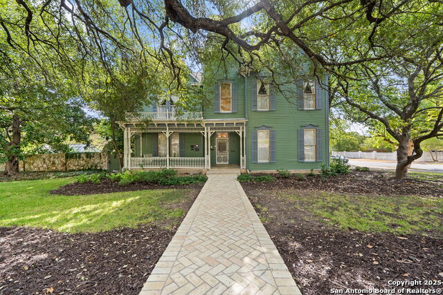 Listing photo id 1 for 833 Belvin  