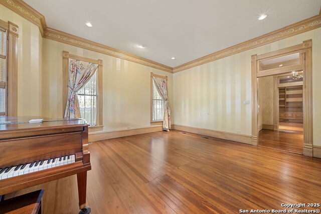 Listing photo id 28 for 833 Belvin  