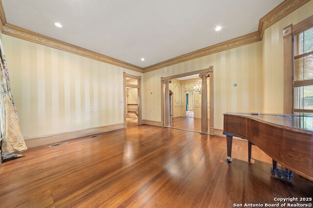 Listing photo id 29 for 833 Belvin  