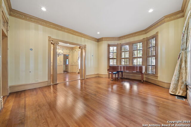 Listing photo id 30 for 833 Belvin  