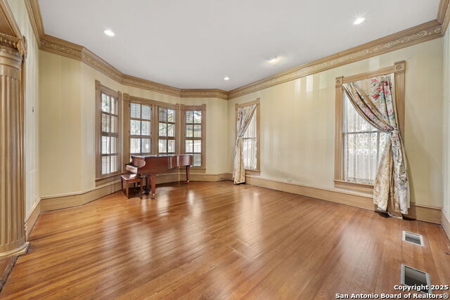 Listing photo id 31 for 833 Belvin  