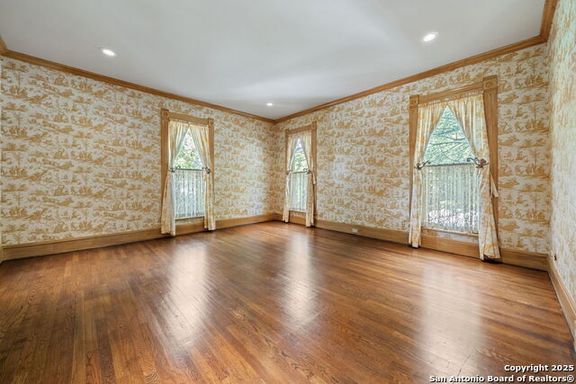 Listing photo id 33 for 833 Belvin  