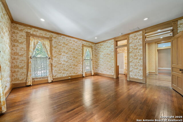 Listing photo id 34 for 833 Belvin  