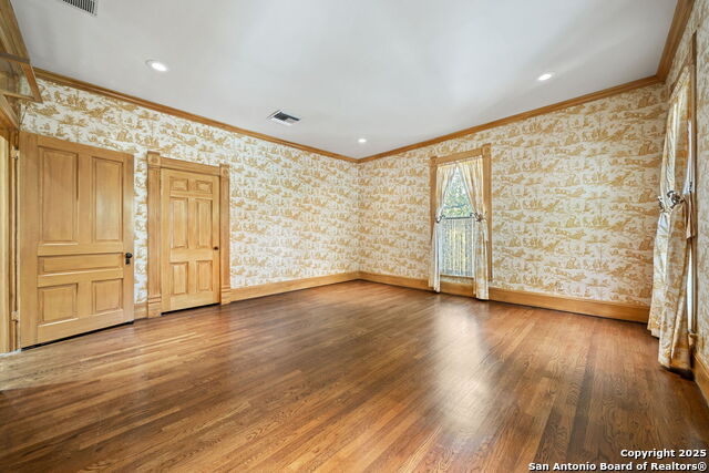 Listing photo id 36 for 833 Belvin  