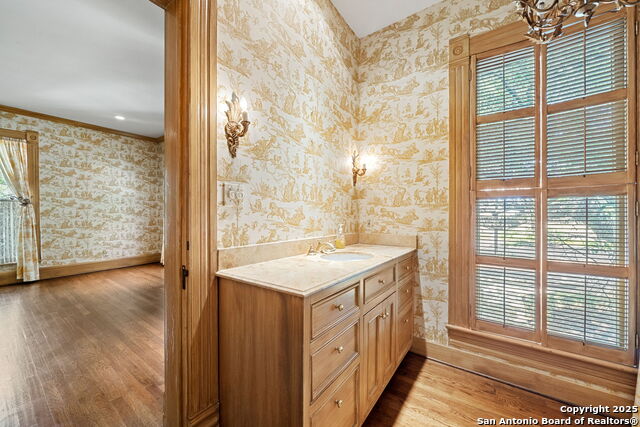 Listing photo id 37 for 833 Belvin  