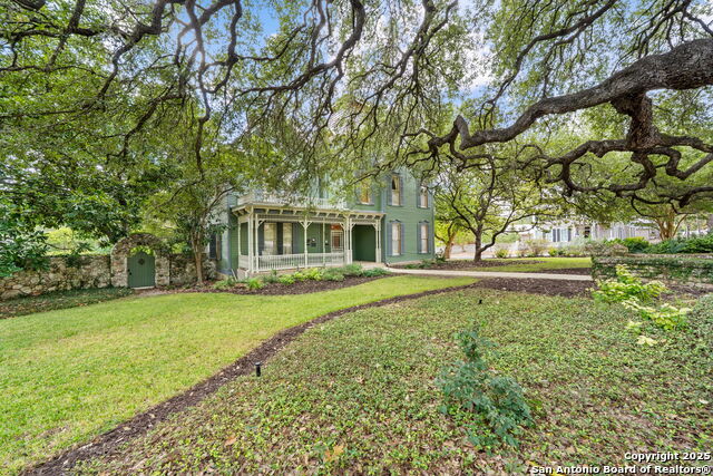 Listing photo id 2 for 833 Belvin  