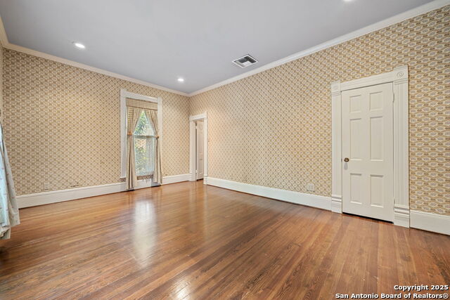 Listing photo id 38 for 833 Belvin  