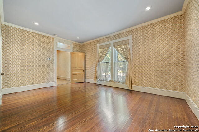 Listing photo id 40 for 833 Belvin  