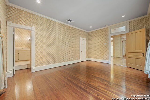 Listing photo id 41 for 833 Belvin  