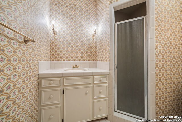 Listing photo id 42 for 833 Belvin  