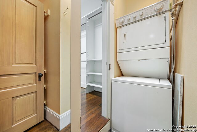 Listing photo id 43 for 833 Belvin  