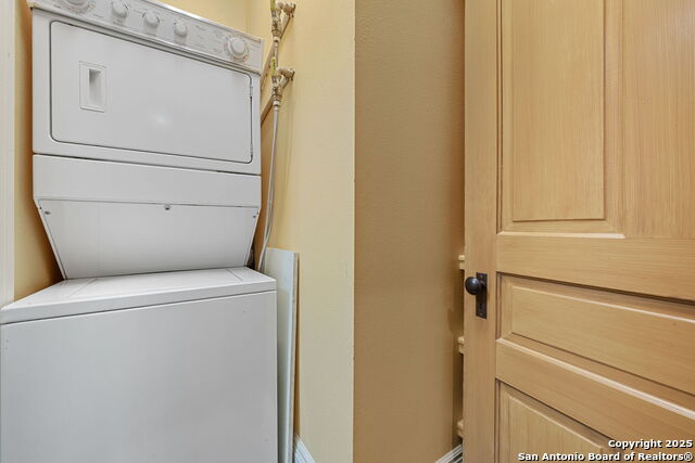 Listing photo id 44 for 833 Belvin  