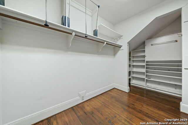 Listing photo id 45 for 833 Belvin  