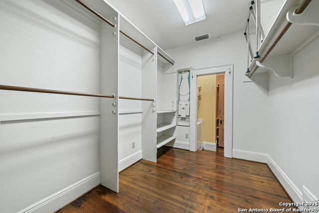 Listing photo id 46 for 833 Belvin  