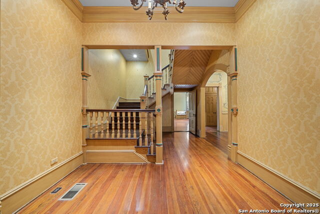 Listing photo id 3 for 833 Belvin  