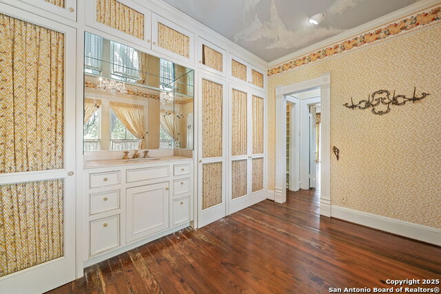 Listing photo id 48 for 833 Belvin  