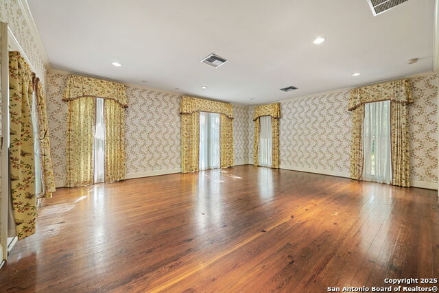 Listing photo id 52 for 833 Belvin  