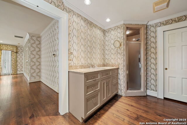 Listing photo id 55 for 833 Belvin  