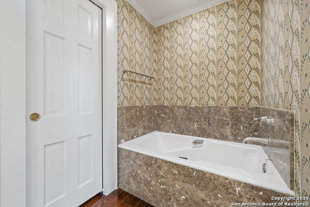 Listing photo id 57 for 833 Belvin  