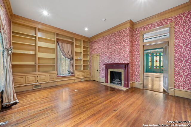 Listing photo id 4 for 833 Belvin  