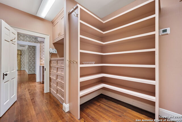 Listing photo id 59 for 833 Belvin  