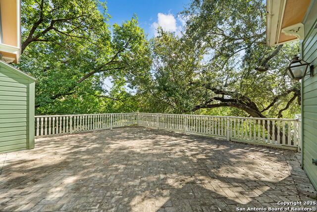 Listing photo id 61 for 833 Belvin  