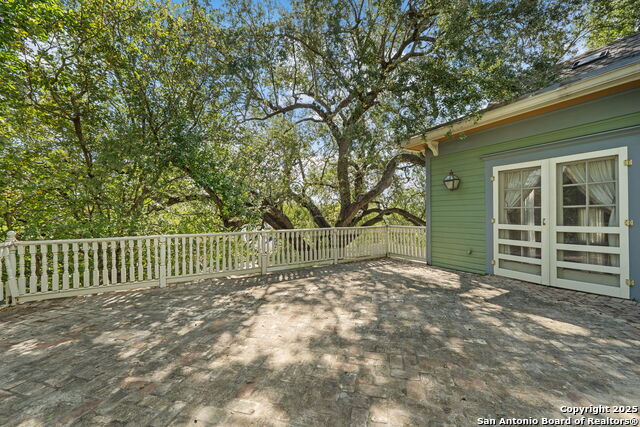 Listing photo id 62 for 833 Belvin  