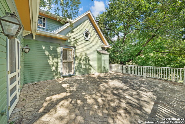 Listing photo id 64 for 833 Belvin  