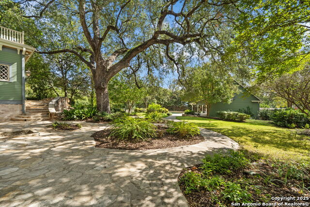 Listing photo id 65 for 833 Belvin  