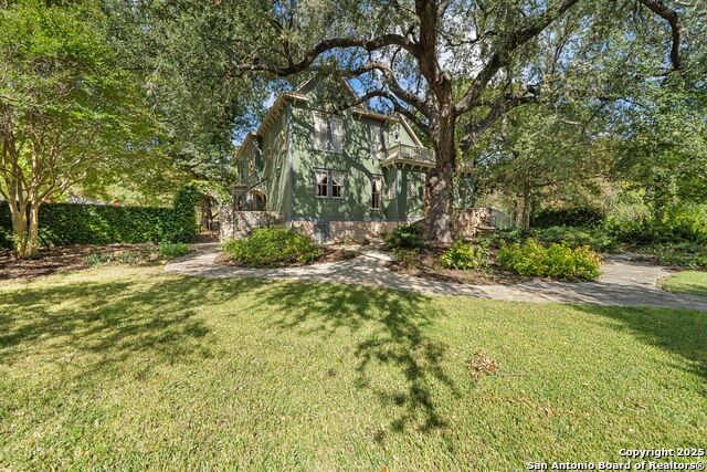 Listing photo id 66 for 833 Belvin  