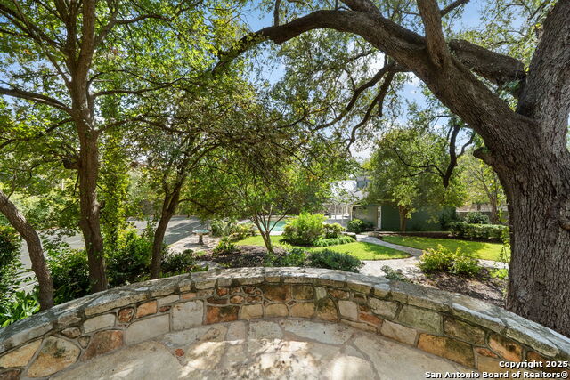 Listing photo id 67 for 833 Belvin  