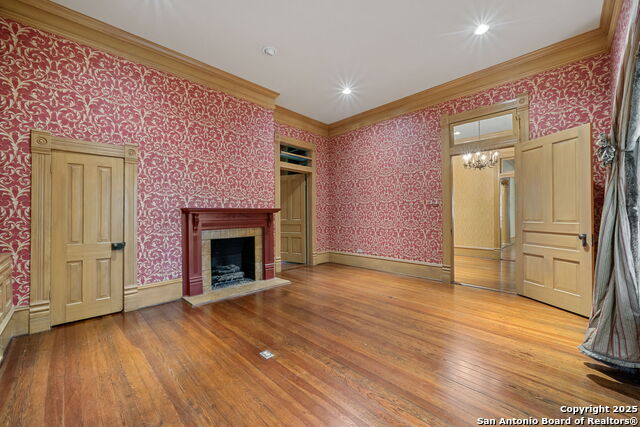 Listing photo id 5 for 833 Belvin  