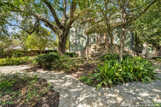 Listing photo id 68 for 833 Belvin  