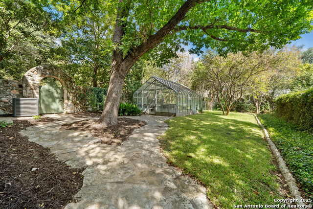 Listing photo id 69 for 833 Belvin  