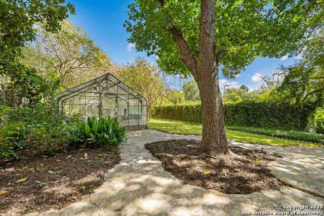 Listing photo id 70 for 833 Belvin  