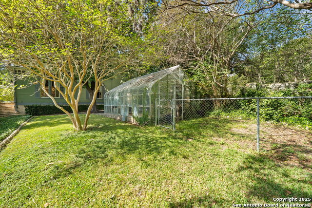 Listing photo id 71 for 833 Belvin  