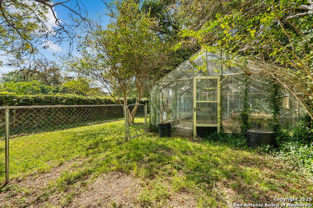 Listing photo id 72 for 833 Belvin  