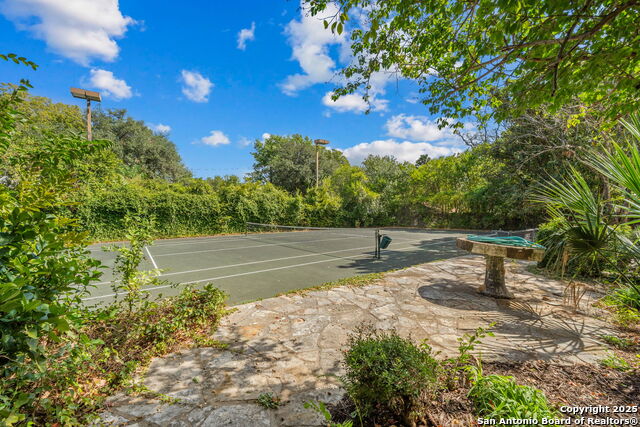 Listing photo id 73 for 833 Belvin  