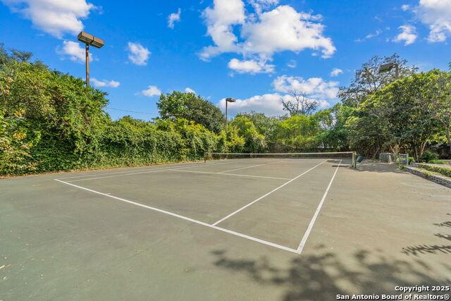 Listing photo id 74 for 833 Belvin  