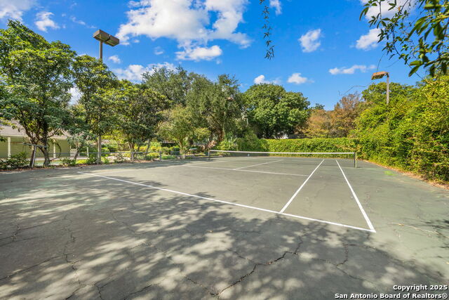 Listing photo id 76 for 833 Belvin  