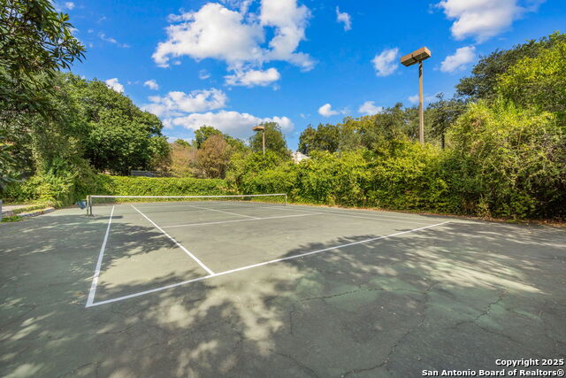 Listing photo id 77 for 833 Belvin  