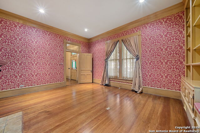 Listing photo id 6 for 833 Belvin  