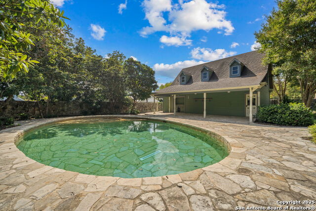 Listing photo id 78 for 833 Belvin  