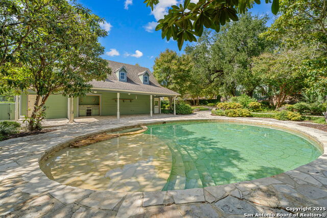 Listing photo id 79 for 833 Belvin  